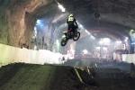 Un terrain de supercross construit dans une grotte 